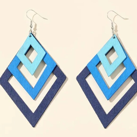 🌺 🌺 🌺Statement Diamond Shaped Blue Toned Lightweight Wood Earrings. - Picture 3 of 5